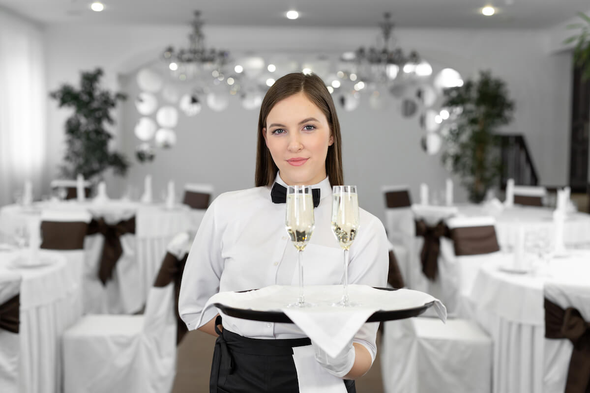 strój kelnerki w eleganckim lokalu