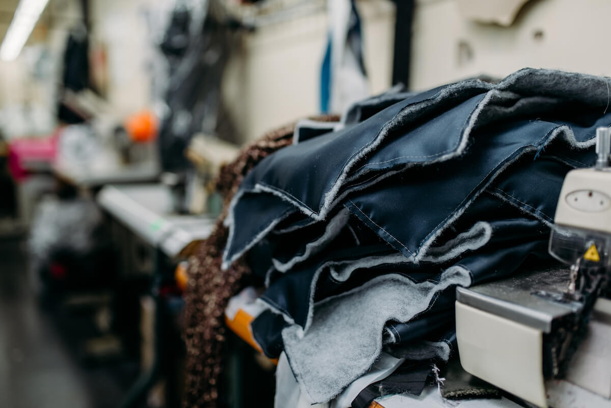 Rodzaje materiałów odzieżowych – co musisz o nich wiedzieć?